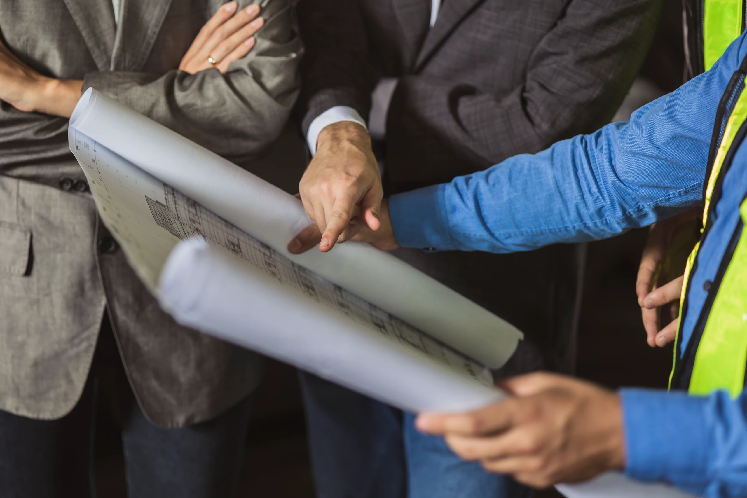 Bauleitung-Team prüft gemeinsam Baupläne auf der Baustelle