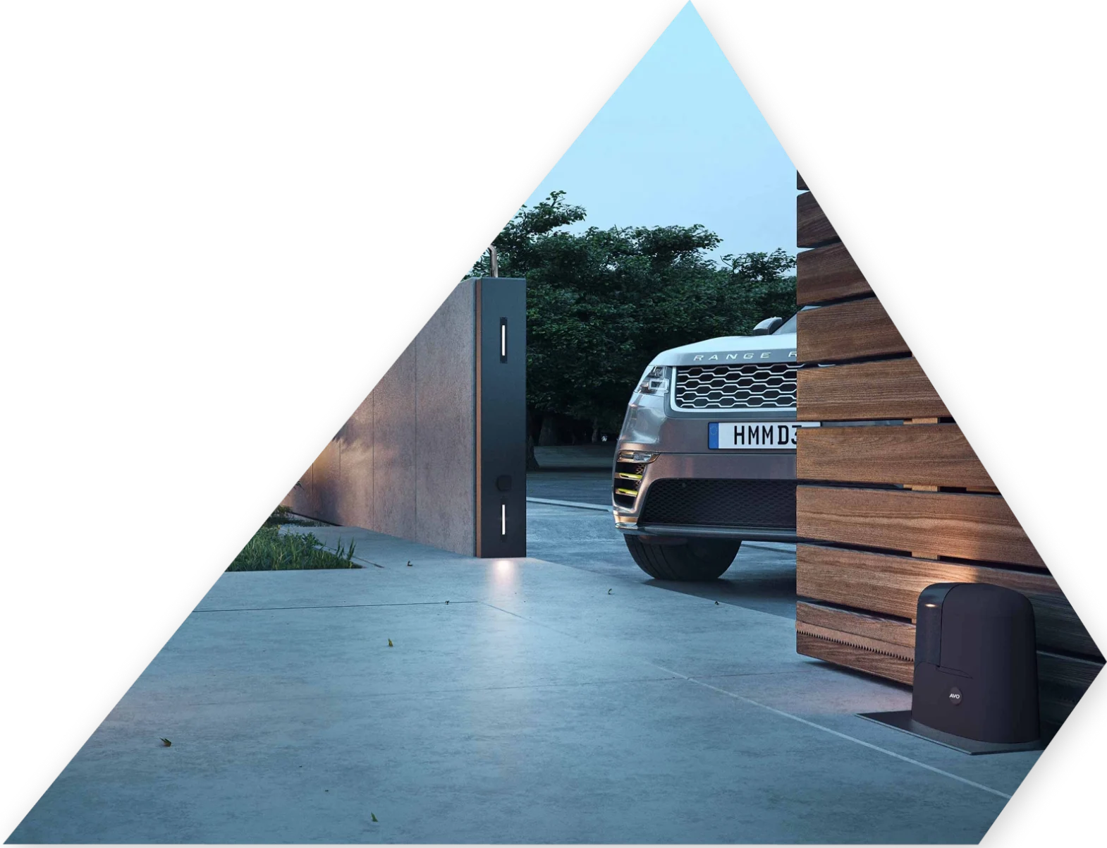 Betonauffahrt mit sauberer Bodenplatte und Schiebetorantrieb vor Holzlamellenfassade