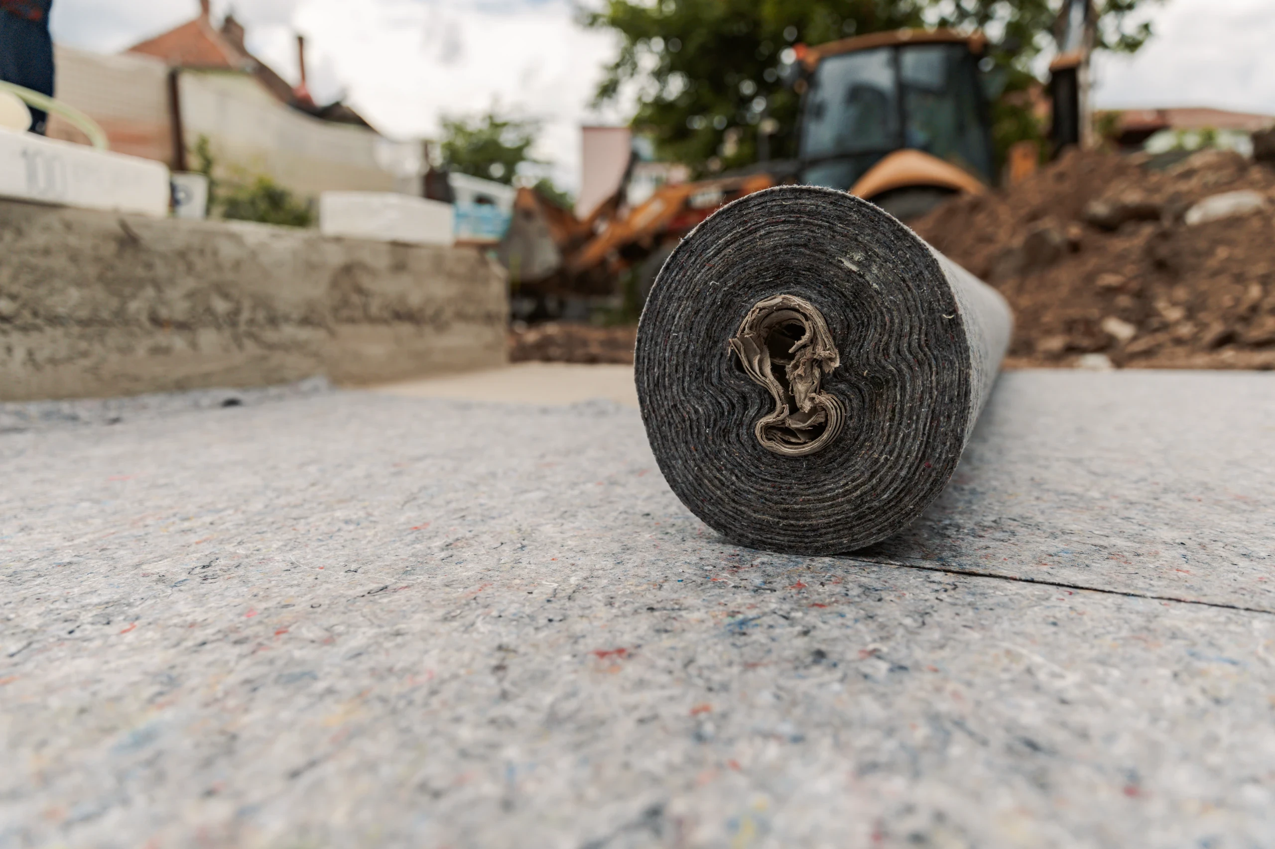 Aufgerollte Abdichtungsbahn auf Bodenplatte als Teil der Fundamentabdichtung